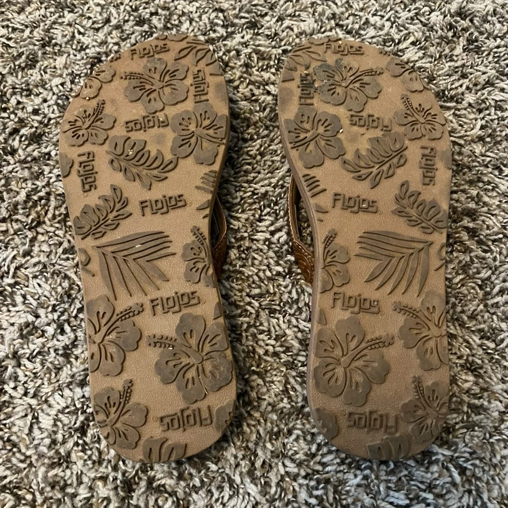 Womens brown flip flops - Picture 2 of 3